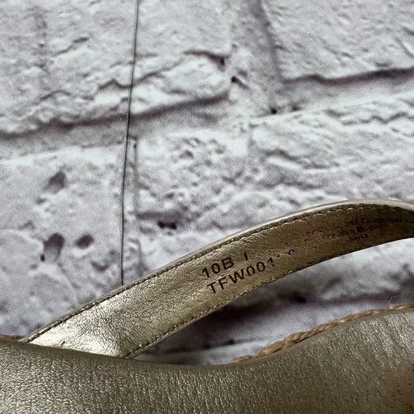 Tommy Bahama white & gold flip flops relaxology - Picture 5 of 6